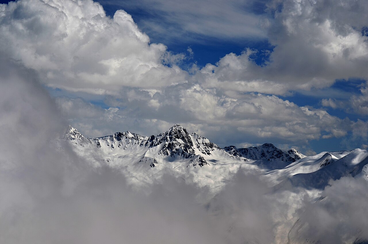 Kashmir mountain landscape for a Pahalgam itinerary guide